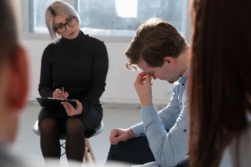 мужчина на приеме у врача-психатра